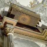 Il tutto � sormontato da un baldacchino di colore rosso scuro 